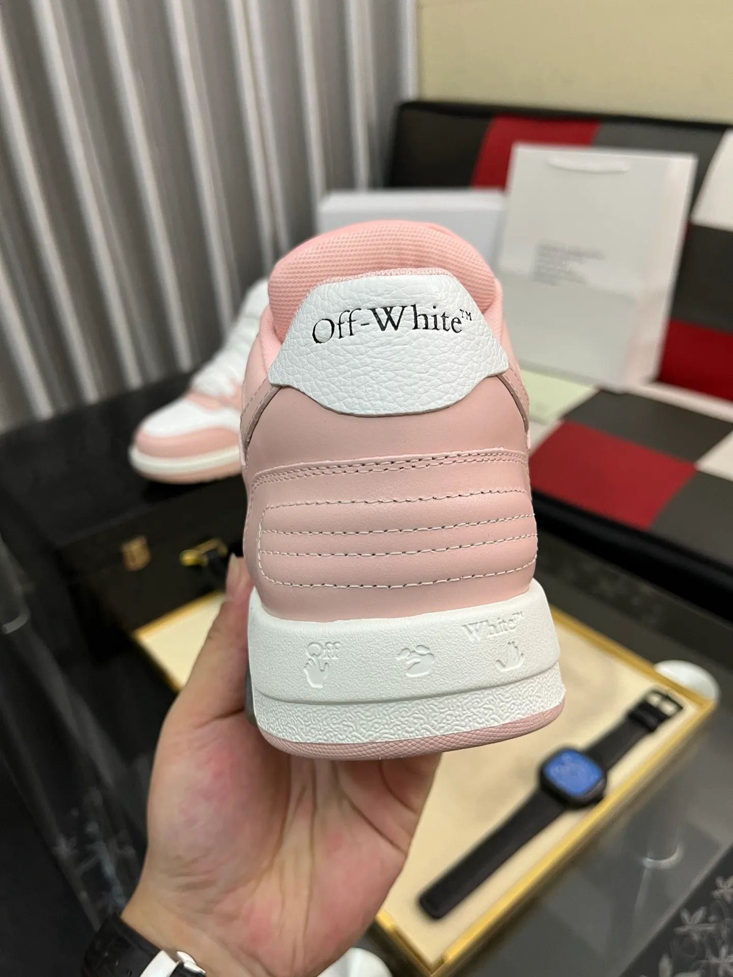 Men's shoes 💰600⌚️⌚️ OFF-White C/O VirGil Abloh fashionable and versatile casual shoes. Exclusive first release of the new model. Made of environmentally friendly cowhide leather and mesh fabric upper material. The insole is embedded with foam cushioning EVA material. The correct midsole is equipped with EVA lightweight cushioning. External tooth nail rubber outsole. The correct accessories can be customized simultaneously. Women's model: 35-40 Men's model: 39-45